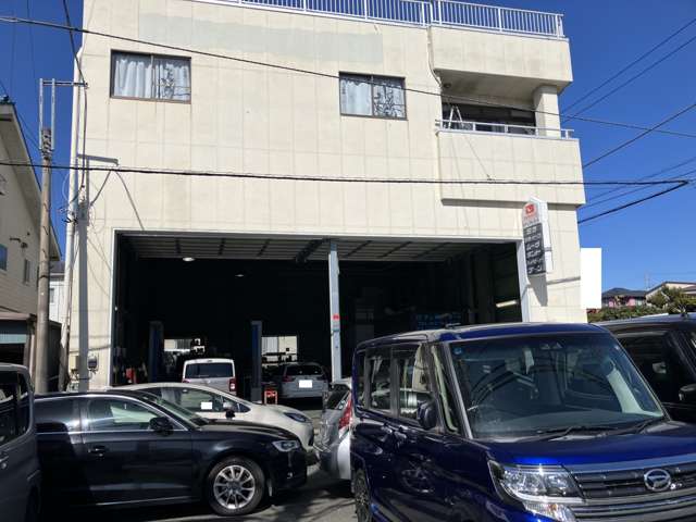 デュアルオート店舗入口と展示車両
